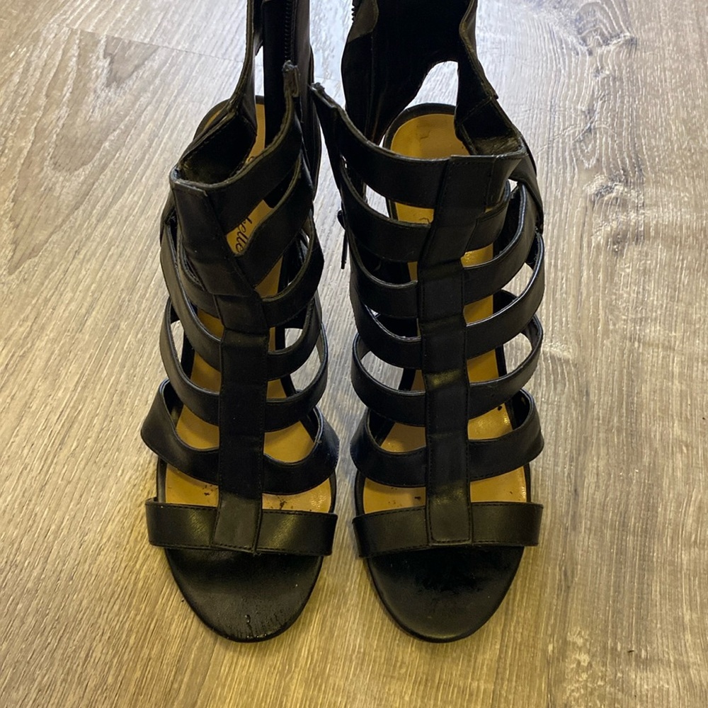Breckelle’s black heels